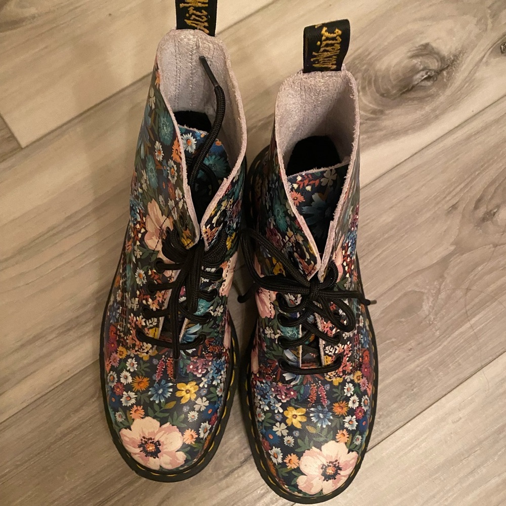 Dr. Marten’s Aircushion Floral print boots
Size 8